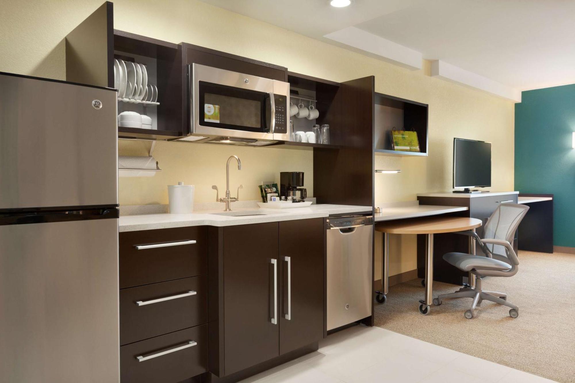 Home2 By Hilton Airport 3*